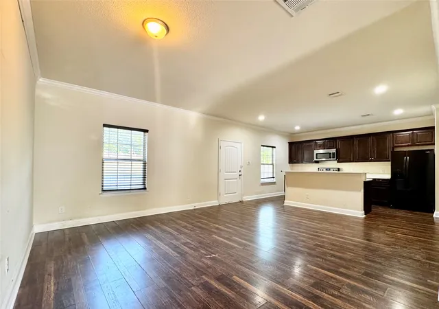 Photo 4 of Sale Pending at 310 S Justin Ave, Dallas, TX 75211 | MLS# 21332545 | Listing updated on 2026-10-01