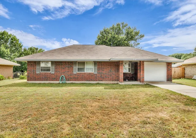 Photo 1 of Single family home for sale at 1013 S Madison St, Mc Gregor, TX 76657 | MLS# 21331301 | Listing updated on 2026-07-27