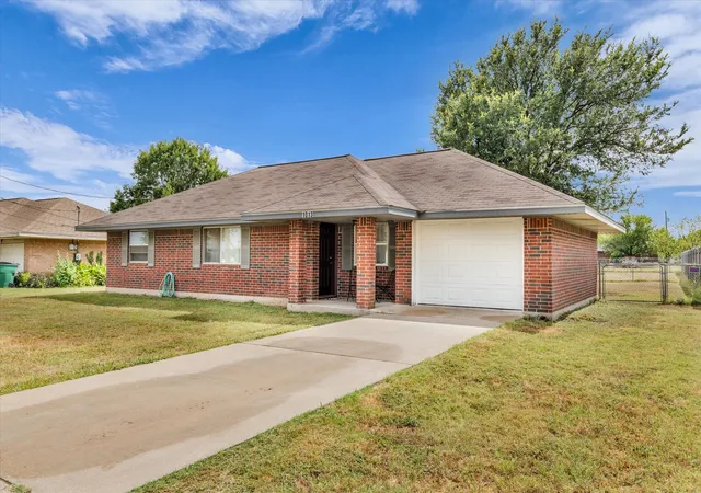 Photo 2 of Single family home for sale at 1013 S Madison St, Mc Gregor, TX 76657 | MLS# 21331301 | Listing updated on 2026-07-27