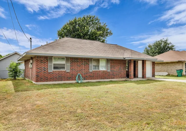 Photo 2 of Single family home for sale at 1013 S Madison St, Mc Gregor, TX 76657 | MLS# 21331301 | Listing updated on 2026-07-27