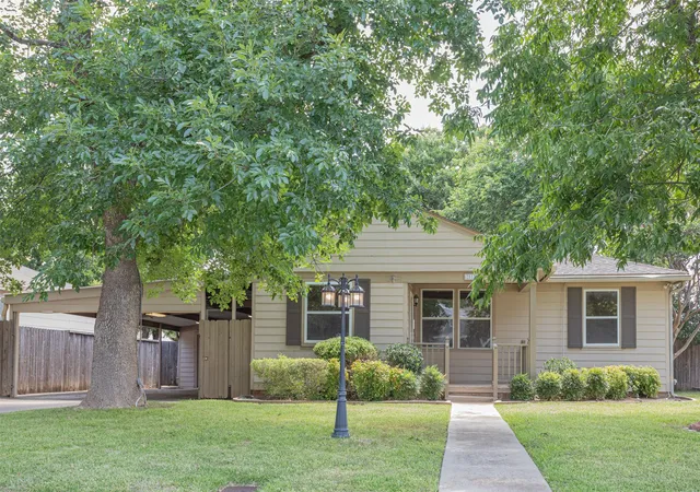 Photo 4 of Single family home for sale at 2517 Littlepage St, Fort Worth, TX 76107 | MLS# 21331837 | Listing updated on 2026-07-23