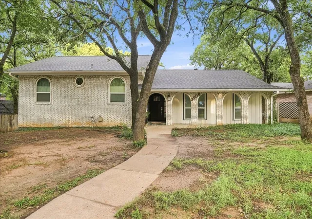 Photo 1 of Single family home for sale at 3808 Hastings Dr, Arlington, TX 76013 | MLS# 21323981 | Listing updated on 2026-08-30