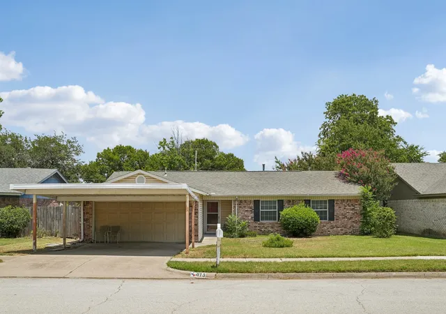 Photo 1 of Single family home for sale at 813 Blue Ridge Trl, Fort Worth, TX 76179 | MLS# 21331765 | Listing updated on 2026-07-23