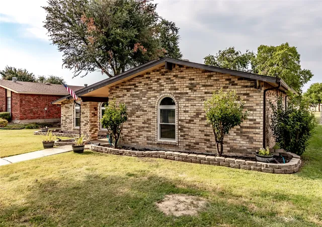 Photo 3 of Single family home for sale at 1204 Warwick Dr, Mesquite, TX 75150 | MLS# 21329842 | Listing updated on 2026-08-30