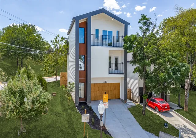 Photo 2 of Single family home for sale at 419 N Denley Dr, Dallas, TX 75203 | MLS# 21332841 | Listing updated on 2026-08-25