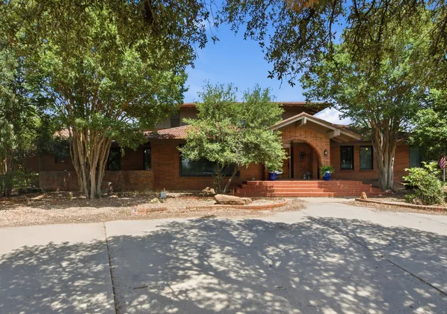 Photo 2 of Single family home for sale at 904 W Belknap St, Jacksboro, TX 76458 | MLS# 21332584 | Listing updated on 2026-09-04
