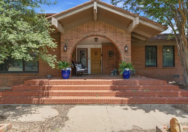 Photo 3 of Single family home for sale at 904 W Belknap St, Jacksboro, TX 76458 | MLS# 21332584 | Listing updated on 2026-09-04