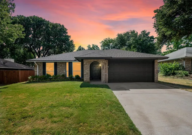 Homes for sale in Euless, TX | 2407 Cranberry Ln, Euless, TX 76039 | MLS# 21332600