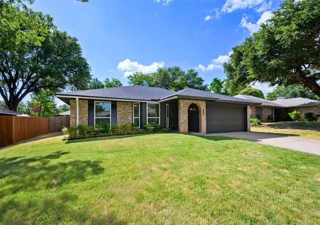 Homes for sale in Euless, TX | 2407 Cranberry Ln, Euless, TX 76039 | MLS# 21332600