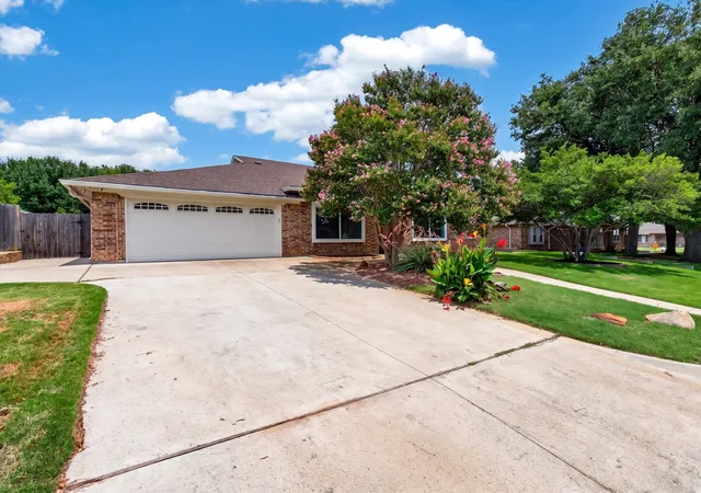 Homes for sale in North Richland Hills, TX | 7304 Shady Hollow Ln, North Richland Hills, TX 76182 | MLS# 21306656