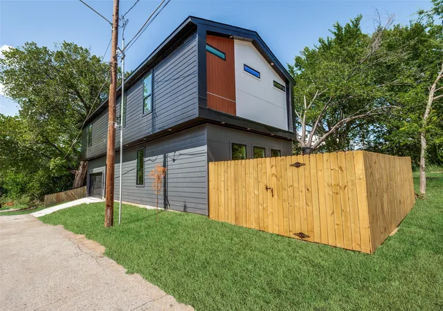 Photo 1 of Single family home for sale at 524 Tama St, Dallas, TX 75203 | MLS# 21332843 | Listing updated on 2026-08-25