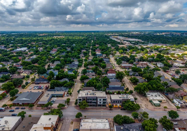 Listing Photo 4 - Condo for sale in building located at 1455 W Magnolia Ave, Fort Worth, TX 76104 - Unit #203