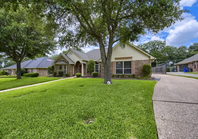 Photo 2 of Single family home for sale at 11 Kim Ct, Mansfield, TX 76063 | MLS# 21284666 | Listing updated on 2026-10-02