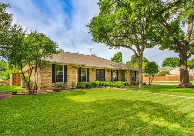 Photo 2 of Single family home for sale at 331 Robin Wy, Richardson, TX 75080 | MLS# 21332998 | Listing updated on 2026-08-26