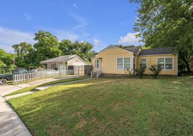 3rd image of 1005 Clarence St W, Fort Worth, TX 76117 | MLS# 21333026