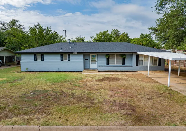 Photo 1 of Single family home for sale at 1505 Westridge Cir, Breckenridge, TX 76424 | MLS# 21332697 | Listing updated on 2026-08-22