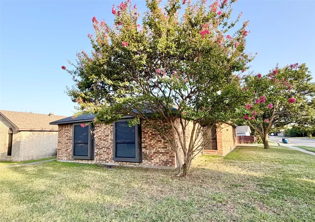 Photo 3 of Single family home for sale at 211 E Stone Cir, Wylie, TX 75098 | MLS# 21332608 | Listing updated on 2026-10-07