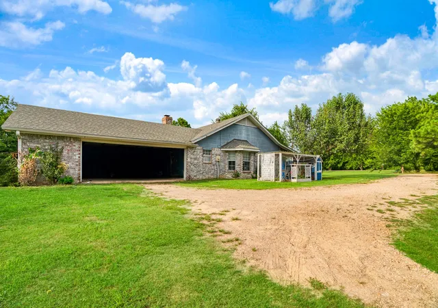 Homes for sale in Paris, TX | 2640 3 Rd St Se, Paris, TX 75460 | MLS# 21333173
