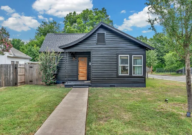 Photo 1 of Single family home for sale at 701 N 32nd St, Waco, TX 76707 | MLS# 21332576 | Listing updated on 2026-08-21