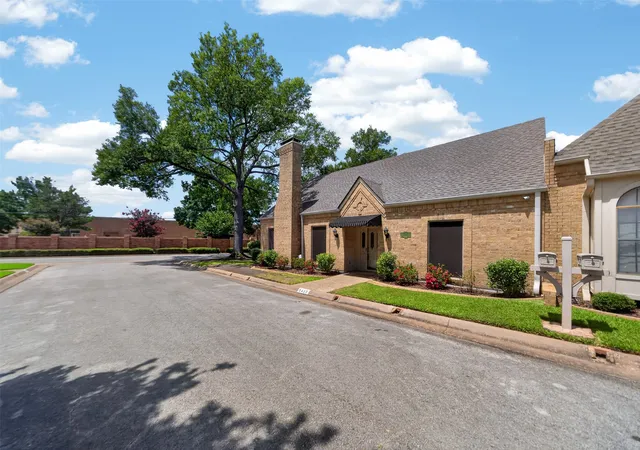 Photo 2 of Single family home for sale at 5417 Carmel Ct, Tyler, TX 75703 | MLS# 21333304 | Listing updated on 2026-07-17