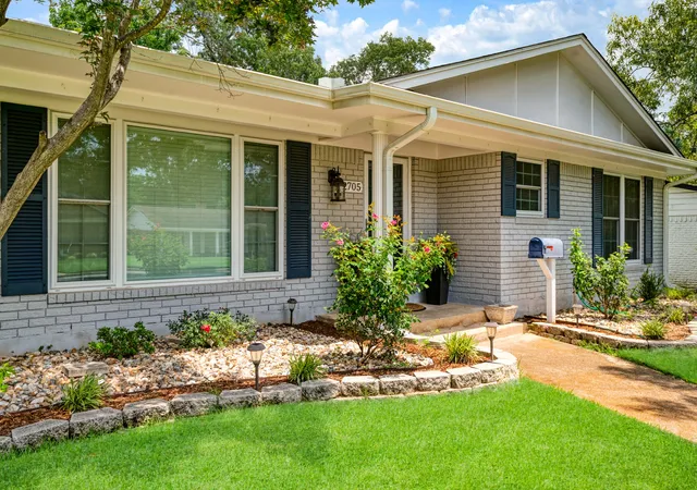 Homes for sale in Paris, TX | 2705 Hubbard St, Paris, TX 75460 | MLS# 21331970