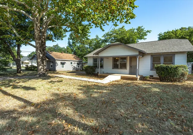 Photo 2 of Single family home for sale at 630 W Thompson St, Jacksboro, TX 76458 | MLS# 21330773 | Listing updated on 2026-07-17