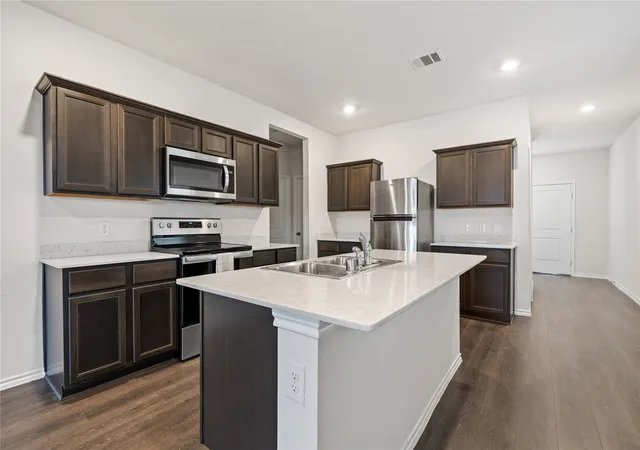 Photo 4 of Single family home for sale at 1041 Old Oaks Dr, Forney, TX 75126 | MLS# 21332283 | Listing updated on 2026-07-19