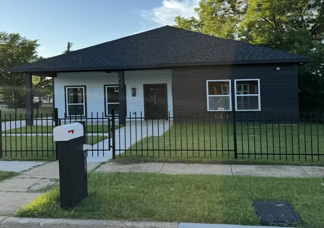 Photo 1 of Single family home for sale at 907 E Humbol St, Fort Worth, TX 76104 | MLS# 21333527 | Listing updated on 2026-08-31