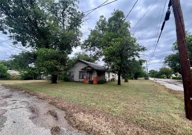 Photo 2 of Sale Pending at 501 W 12th St, Coleman, TX 76834 | MLS# 21333529 | Listing updated on 2026-09-22