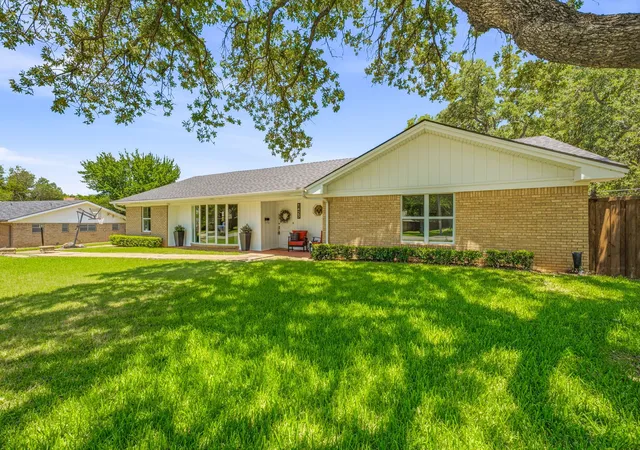 Single family home for sale at 1423 Oak Hills Dr, Graham, TX 76450 | MLS# 21332710