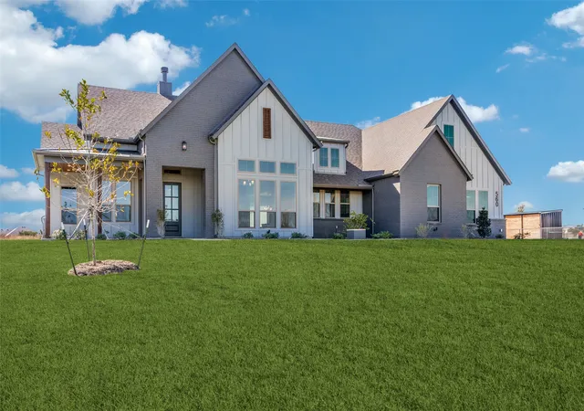 Photo 2 of Single family home for sale at 560 Aermotor Loop, Weatherford, TX 76085 | MLS# 21332069 | Listing updated on 2026-08-15