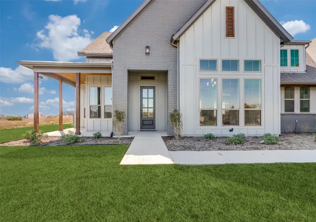 Photo 3 of Single family home for sale at 560 Aermotor Loop, Weatherford, TX 76085 | MLS# 21332069 | Listing updated on 2026-08-15