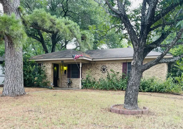 Homes for sale in Corsicana, TX | 1420 Sycamore Ave, Corsicana, TX 75110 | MLS# 21331393