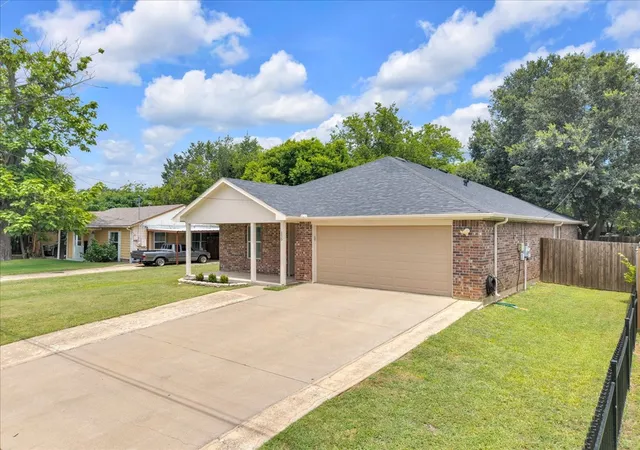 2nd image of 115 E Cason St, Irving, TX 75061 | MLS# 21333653
