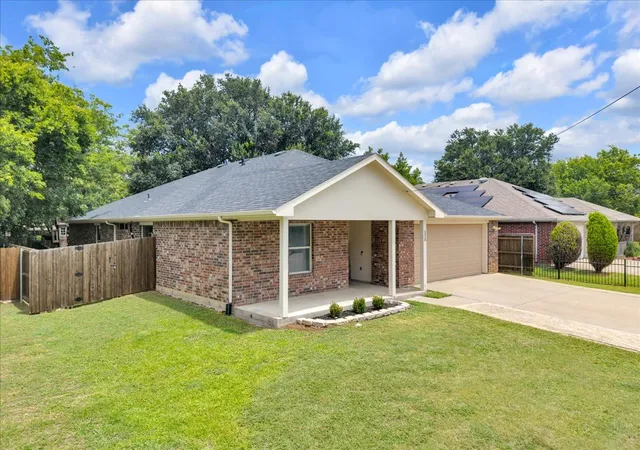 3rd image of 115 E Cason St, Irving, TX 75061 | MLS# 21333653