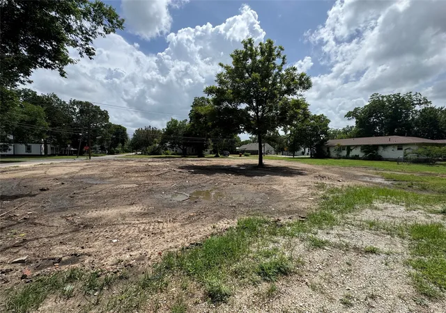 Photo 4 of Land for sale at 300 W 10Th St, Bonham, TX 75418 | MLS# 21333467 | Listing updated on 2026-07-17