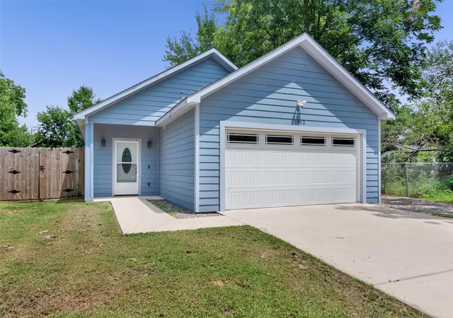 Photo 1 of Single family home for sale at 1312 Elm St, Bonham, TX 75418 | MLS# 21329127 | Listing updated on 2026-08-28