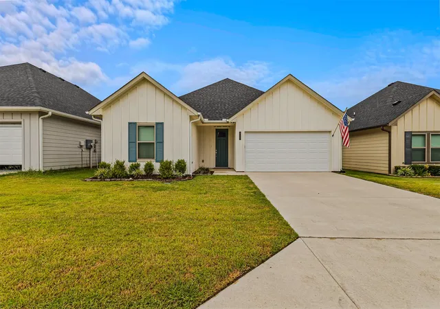 Photo 1 of Single family home for sale at 350 Preston Rd, Mabank, TX 75147 | MLS# 21330960 | Listing updated on 2026-09-03