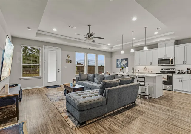 Photo 3 of Single family home for sale at 350 Preston Rd, Mabank, TX 75147 | MLS# 21330960 | Listing updated on 2026-09-03