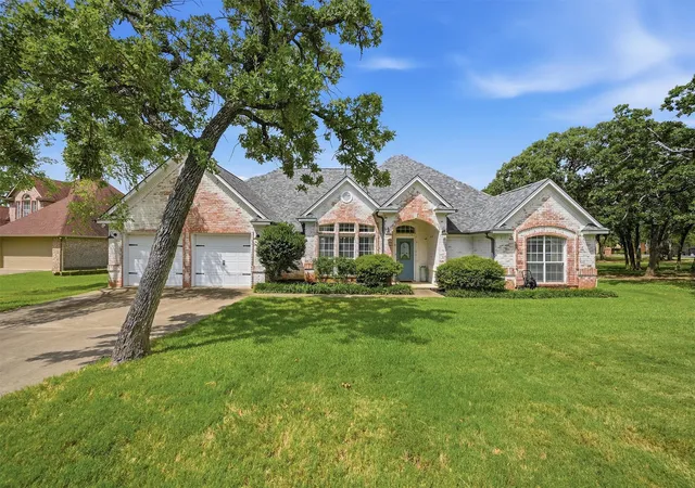 Photo 1 of Single family home for sale at 102 Mohawk Cvs, Gainesville, TX 76240 | MLS# 21332955 | Listing updated on 2026-07-17