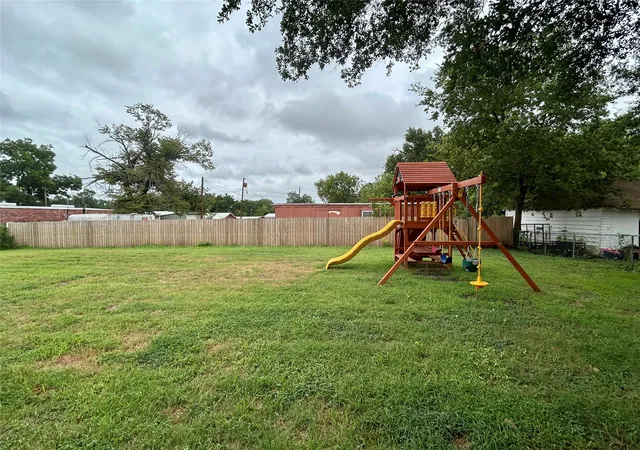 Photo 3 of Single family home for sale at 111 S Canton St, Mexia, TX 76667 | MLS# 21333775 | Listing updated on 2026-09-23