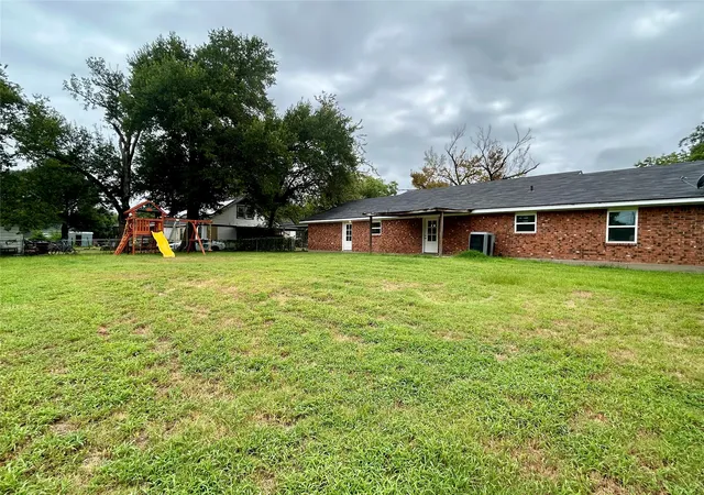 Photo 4 of Single family home for sale at 111 S Canton St, Mexia, TX 76667 | MLS# 21333775 | Listing updated on 2026-09-23