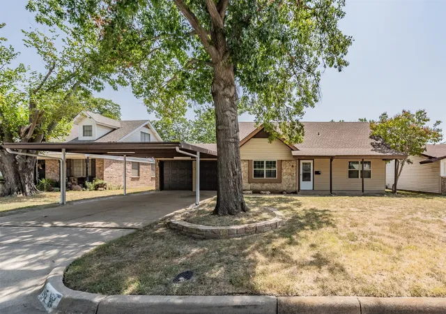 Photo 3 of Single family home for sale at 245 Pimlico Wy, Saginaw, TX 76179 | MLS# 21333855 | Listing updated on 2026-09-21