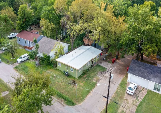 Photo 1 of Single family home for sale at 801 Oak St, Bonham, TX 75418 | MLS# 21333840 | Listing updated on 2026-10-29