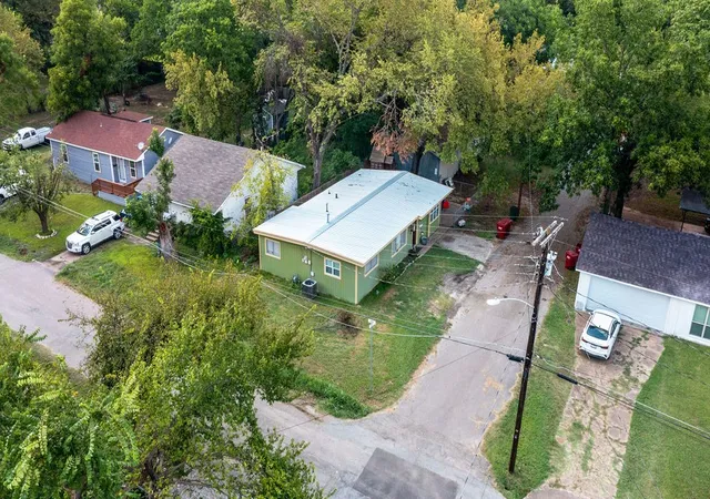 Photo 3 of Single family home for sale at 801 Oak St, Bonham, TX 75418 | MLS# 21333840 | Listing updated on 2026-10-29