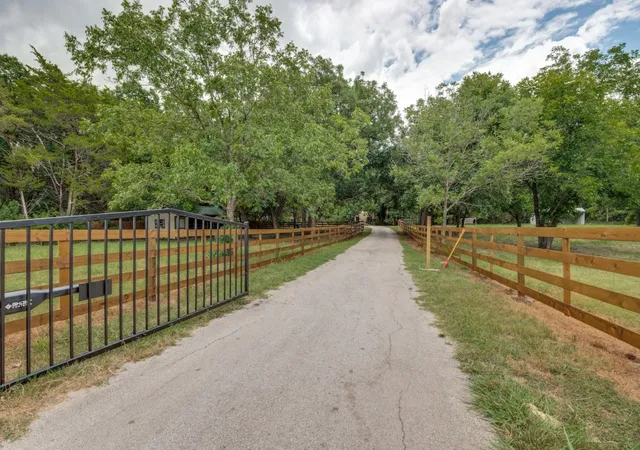 Photo 4 of Single family home for sale at 1408 N Cedar Hill Rd, Cedar Hill, TX 75104 | MLS# 21333946 | Listing updated on 2026-10-01
