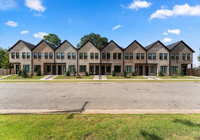 Photo 3 of Multi family home for sale at 196 W 17th St, Mount Pleasant, TX 75455 | MLS# 21333929 | Listing updated on 2026-07-25