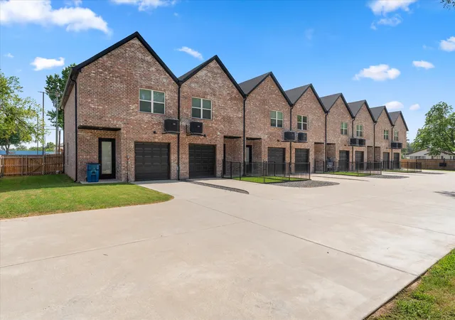 Photo 3 of Multi family home for sale at 196 W 17Th St, Mount Pleasant, TX 75455 | MLS# 21333929 | Listing updated on 2026-07-25