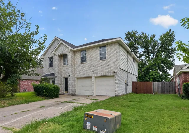Photo 2 of Sale Pending at 836 Snapdragon Ln, Plano, TX 75075 | MLS# 21331332 | Listing updated on 2026-08-24
