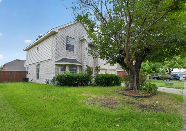 Photo 3 of Sale Pending at 836 Snapdragon Ln, Plano, TX 75075 | MLS# 21331332 | Listing updated on 2026-08-24